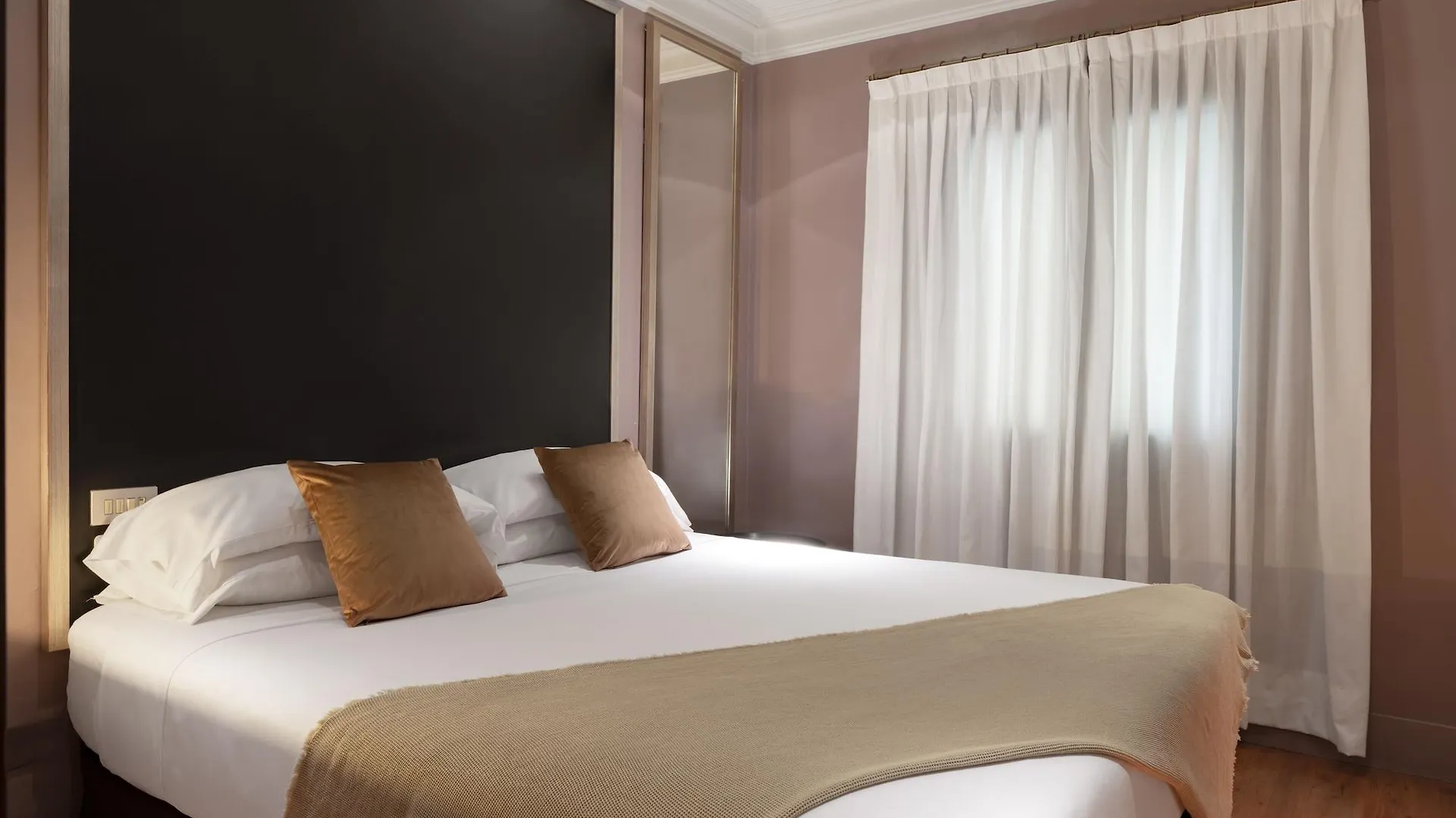 מלון ברצלונה La Franca Travellers Adults Only 2*,